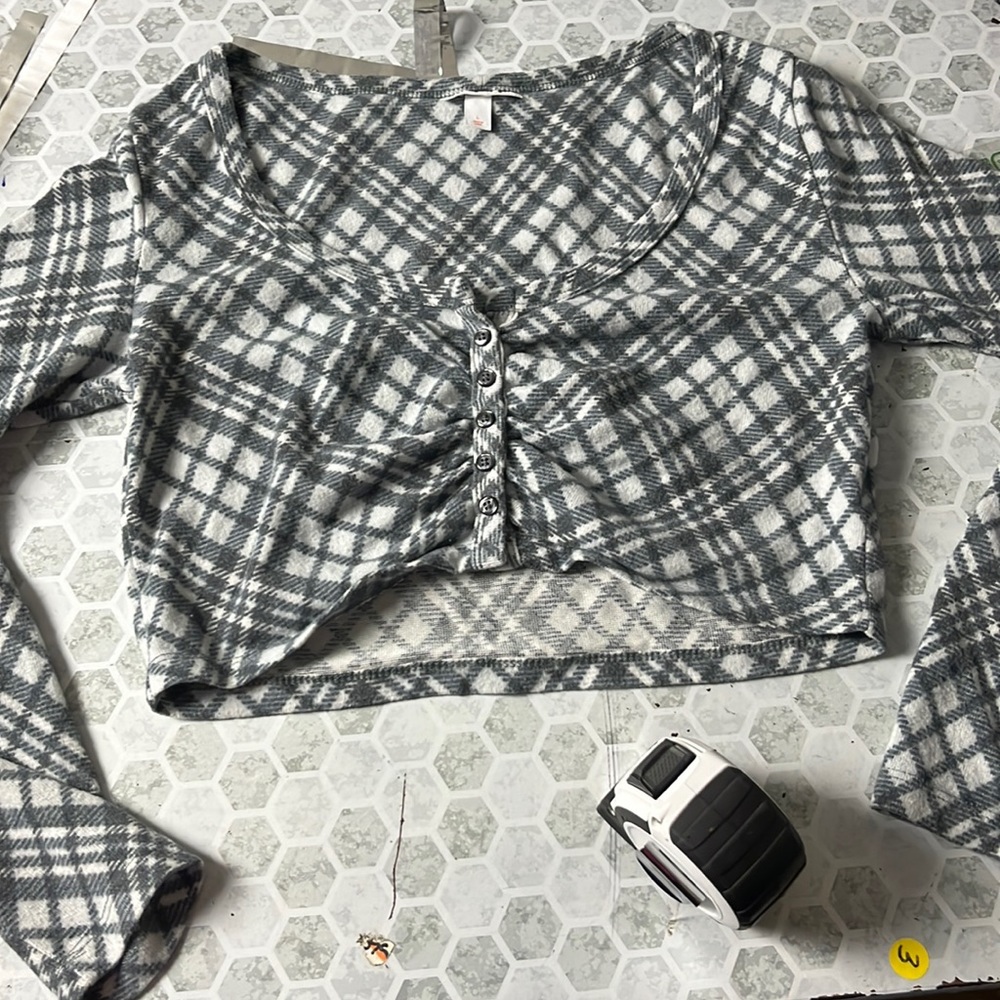 Colsie Large Gray White Fleece Patterned Cropped long Sleeve Pajama Shirt